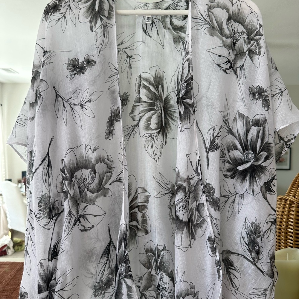 Woven Heart Black & White Floral Kimono - Picture 3 of 4